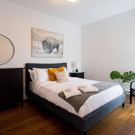 Sleek Condo In The Heart Of Little Italy By Den Stays Montreal Exterior photo