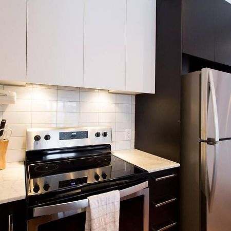 Sleek Condo In The Heart Of Little Italy By Den Stays Montreal Exterior photo