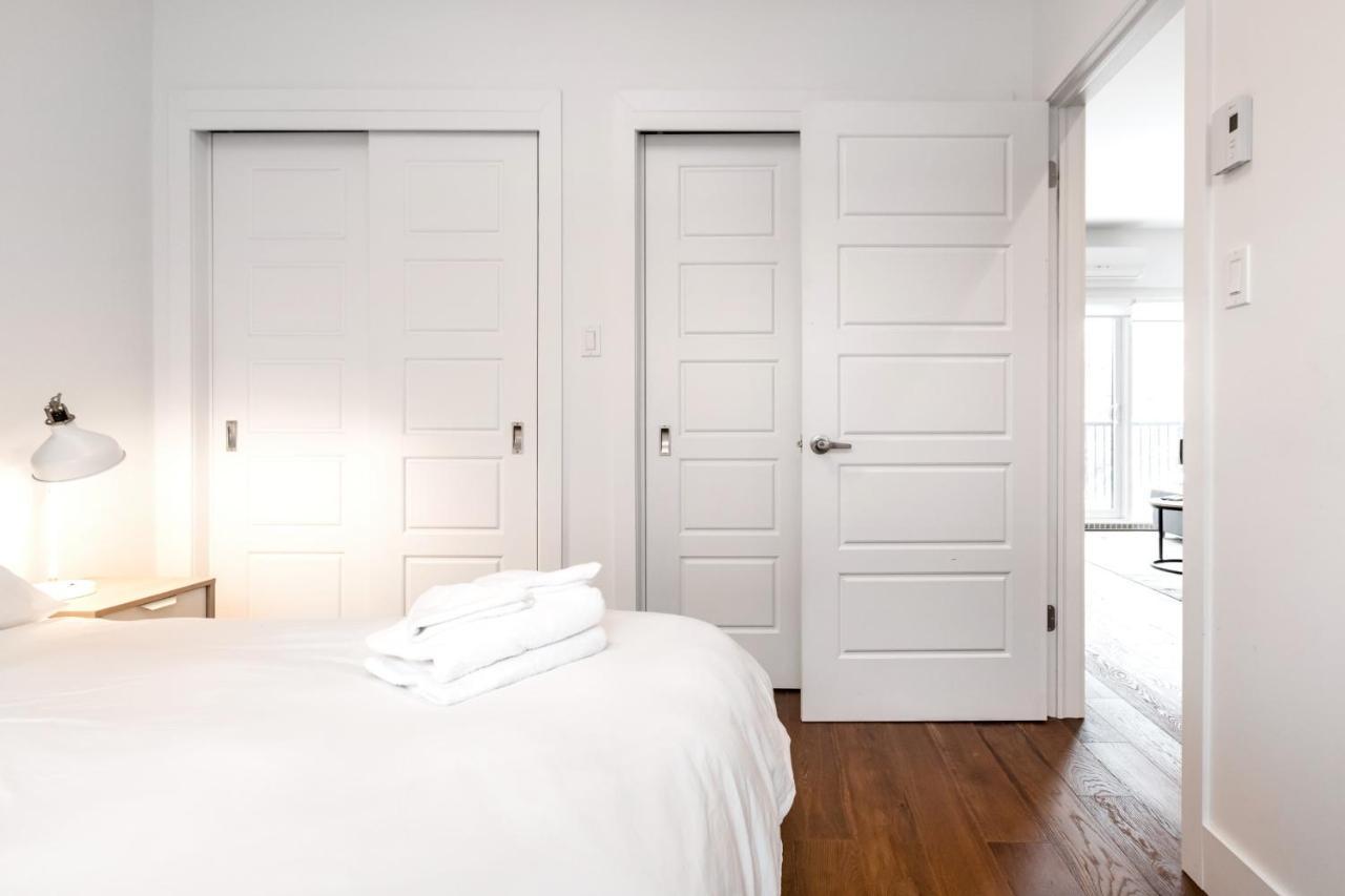 Sleek Condo In The Heart Of Little Italy By Den Stays Montreal Room photo