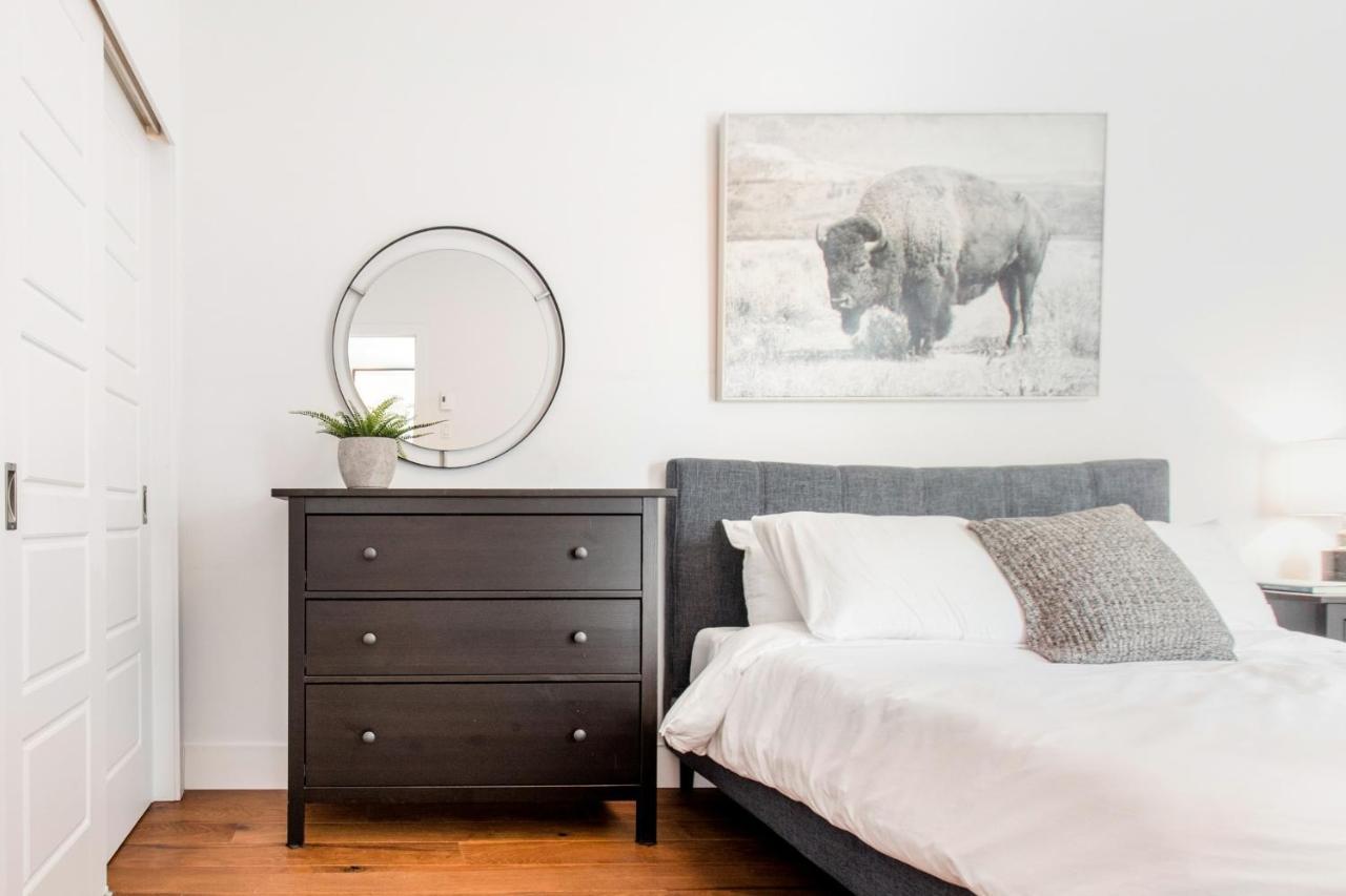 Sleek Condo In The Heart Of Little Italy By Den Stays Montreal Room photo