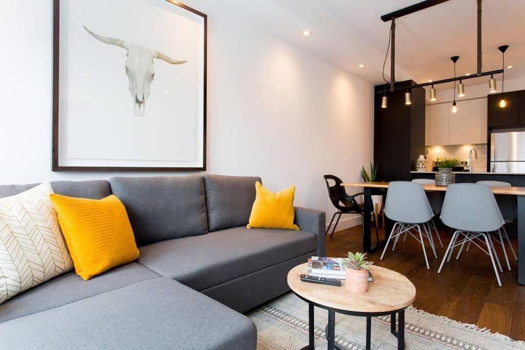 Sleek Condo In The Heart Of Little Italy By Den Stays Montreal Exterior photo