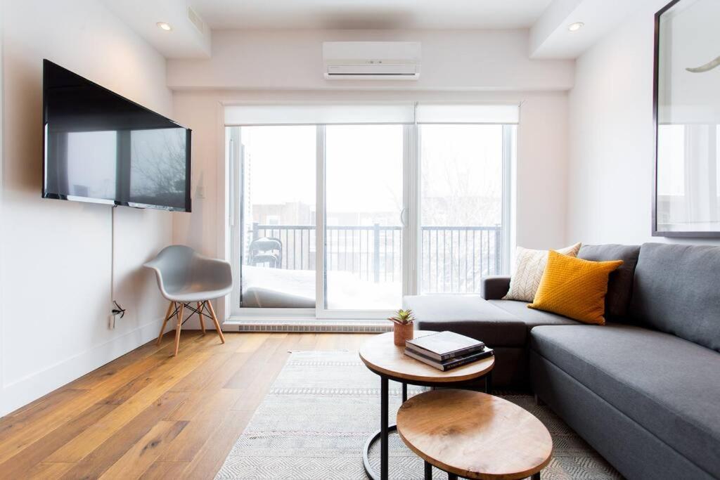 Sleek Condo In The Heart Of Little Italy By Den Stays Montreal Exterior photo