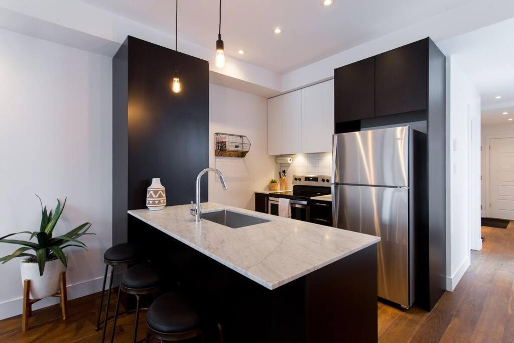 Sleek Condo In The Heart Of Little Italy By Den Stays Montreal Exterior photo