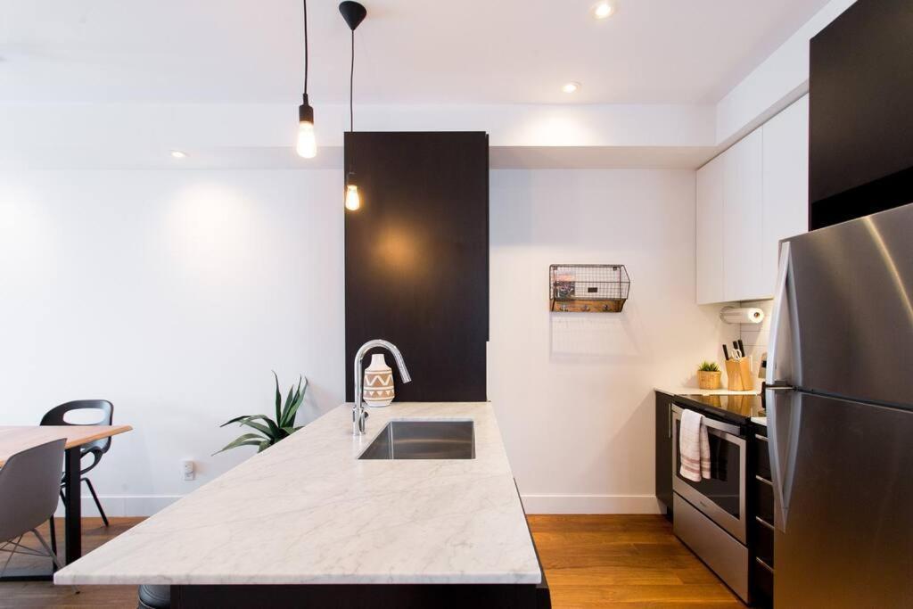 Sleek Condo In The Heart Of Little Italy By Den Stays Montreal Exterior photo